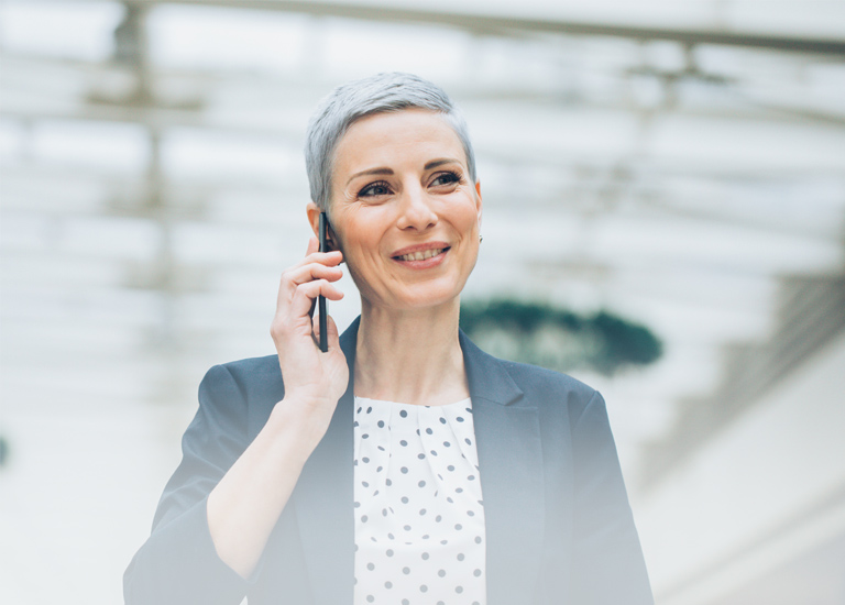 Kobieta rozmawiająca przez telefon